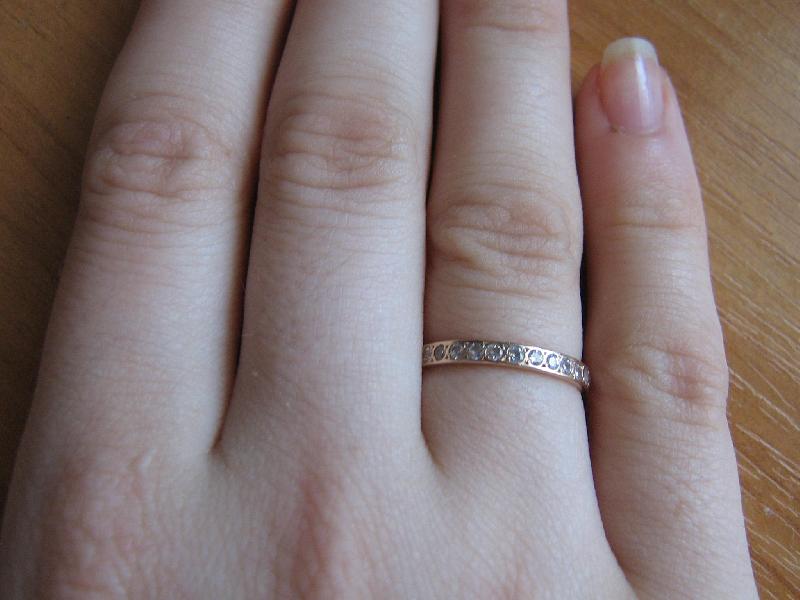 Черные полосы от золотого кольца. Обручальные кольца на руках. Кольцо на безымянном правой. Безымянный палец обручальное кольцо. Кольцо на безымянном пальце правой.