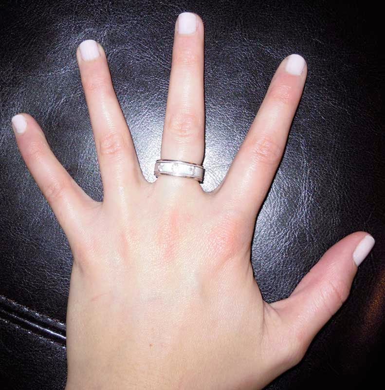 Кольцо на правом безымянном пальце у девушки. Кольцо на средний палец. Кольцо на среднем пальце. Кольцо на среднем па. Кольцо на средний палец женское.