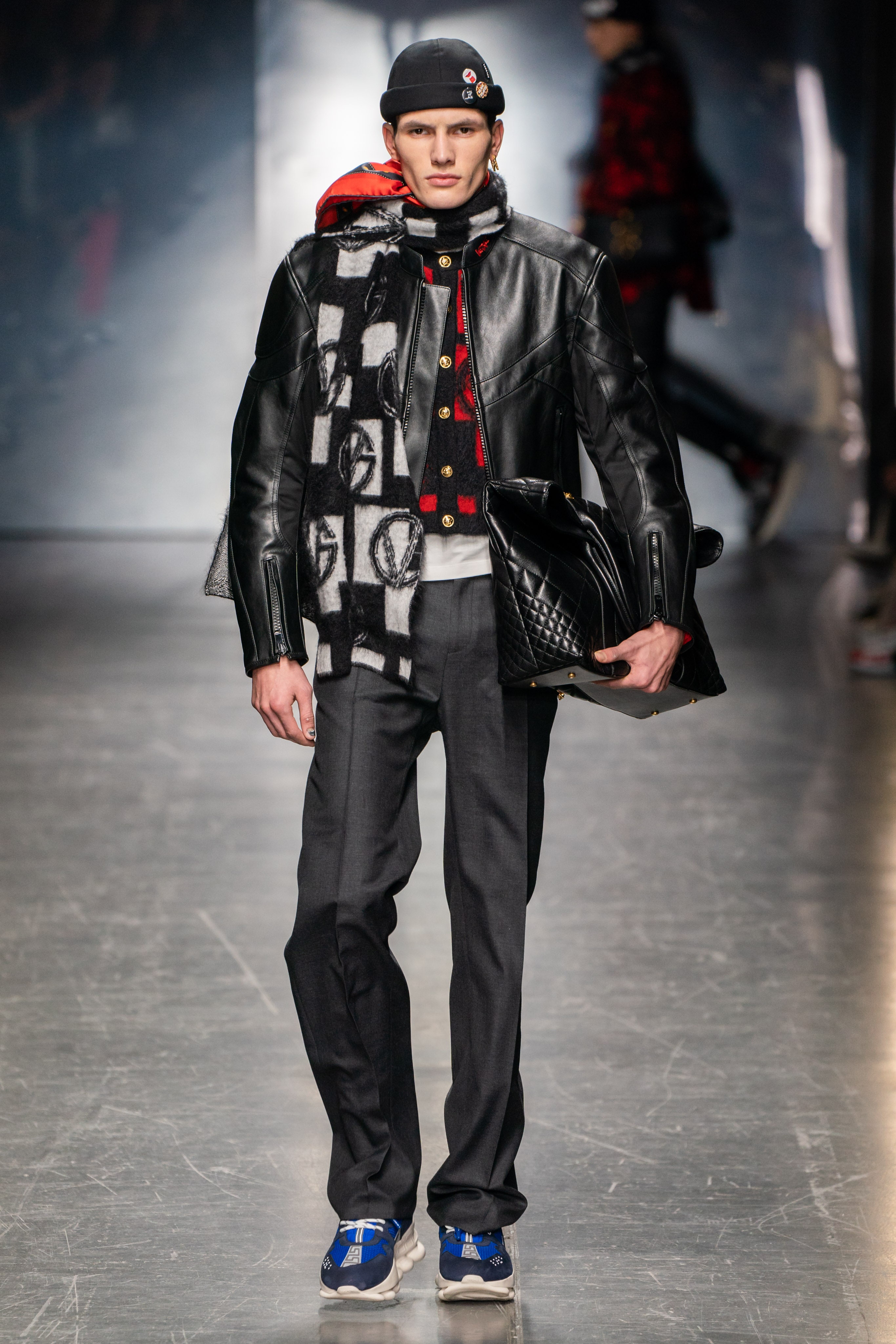 Мужская мода зима. Версаче мужская коллекция 2020. Versace Fall Winter 2019. Versace AW 2019. Показ Versace men осень-зима 1997-98..