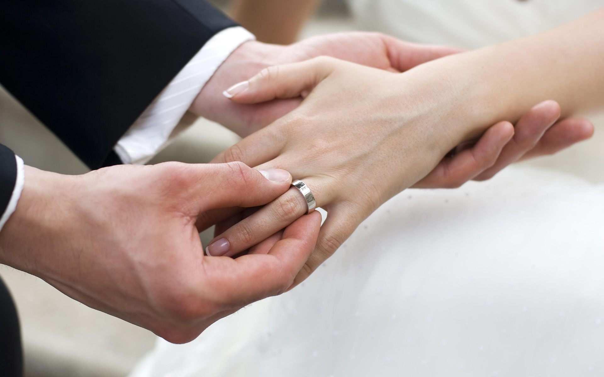 На какой руке носят кольцо брака. Обручальные кольца на руках. Обручальное кольцо на пальце. Кольцо для замужества. Надевает кольцо на палец.