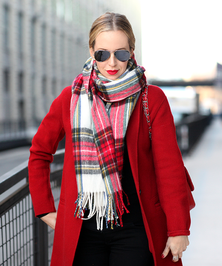 Шарф с пальто 2024. Шарф. Пальто с шарфом. Красное пальто и шарф. Образ с шарфом.