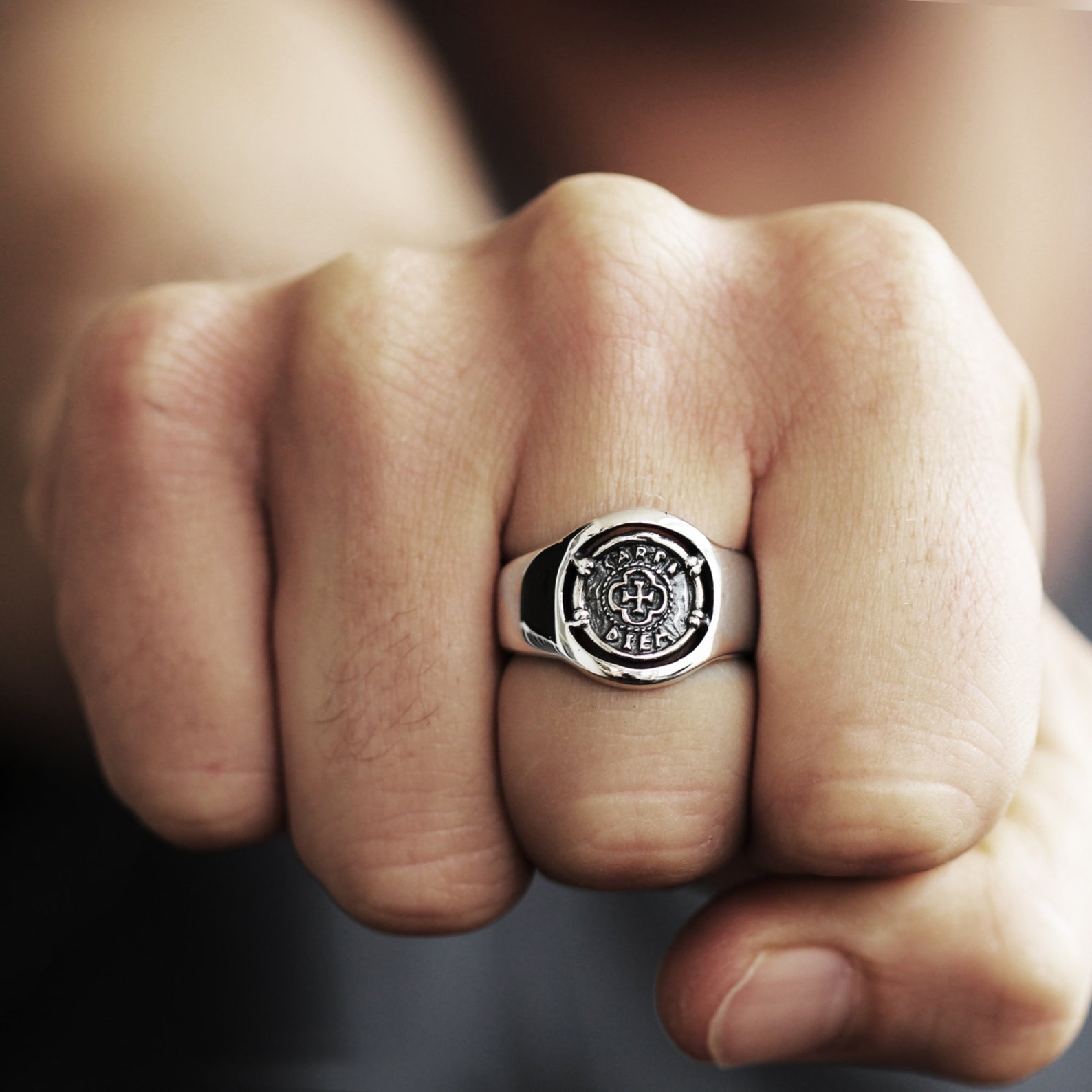 Печатка на палец мужская. Печатка Стерлинг Сильвер. Carpe Diem кольцо. Мужское кольцо. Кольцо печатка на руке.