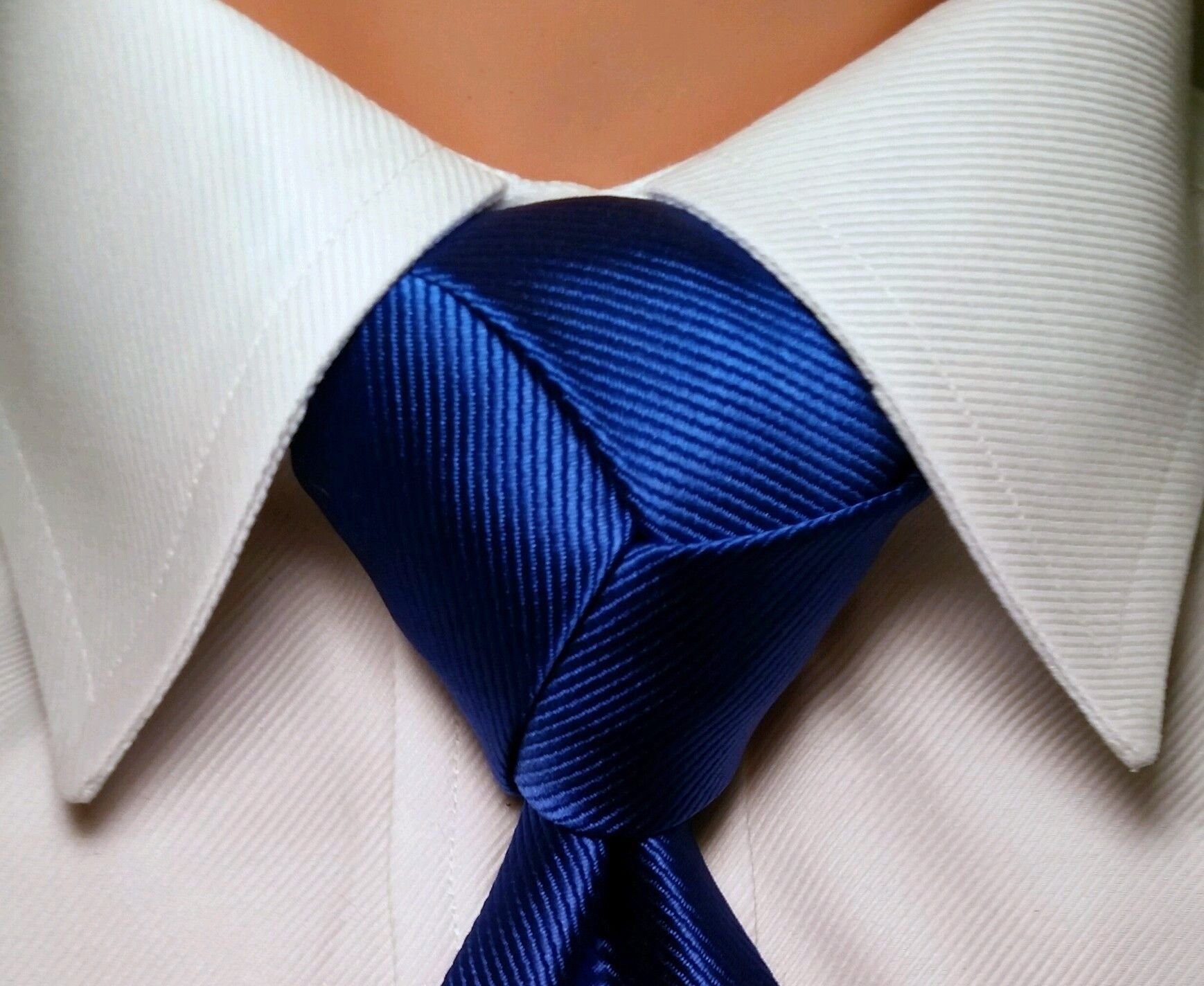 Галстук перевод. Тринити галстук. Узел Элдридж галстук. Узел Тринити. Галстук мужской.