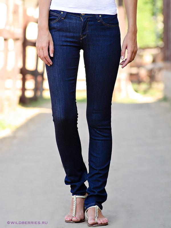 Цвет темных джинс. Темно синие джинсы. Тёмно-синие джинсы женские. Классические темно синие джинсы. Женщина в темно синих джинсах.