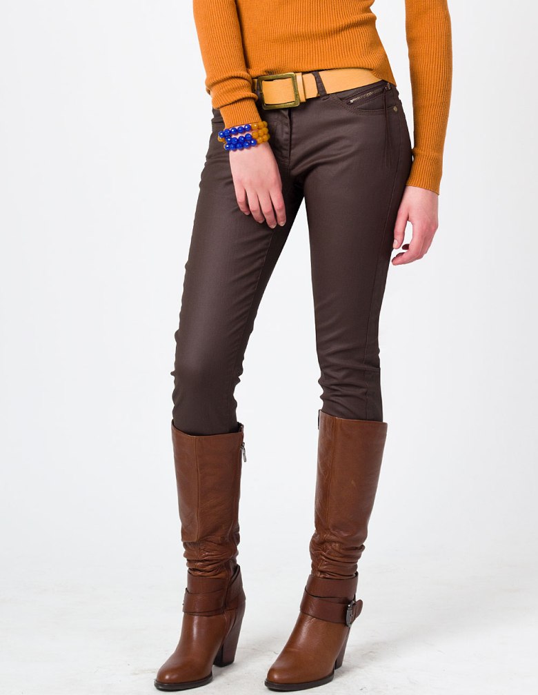 С чем носить коричневые женские брюки - выбираем подходящий оттенок и стиль