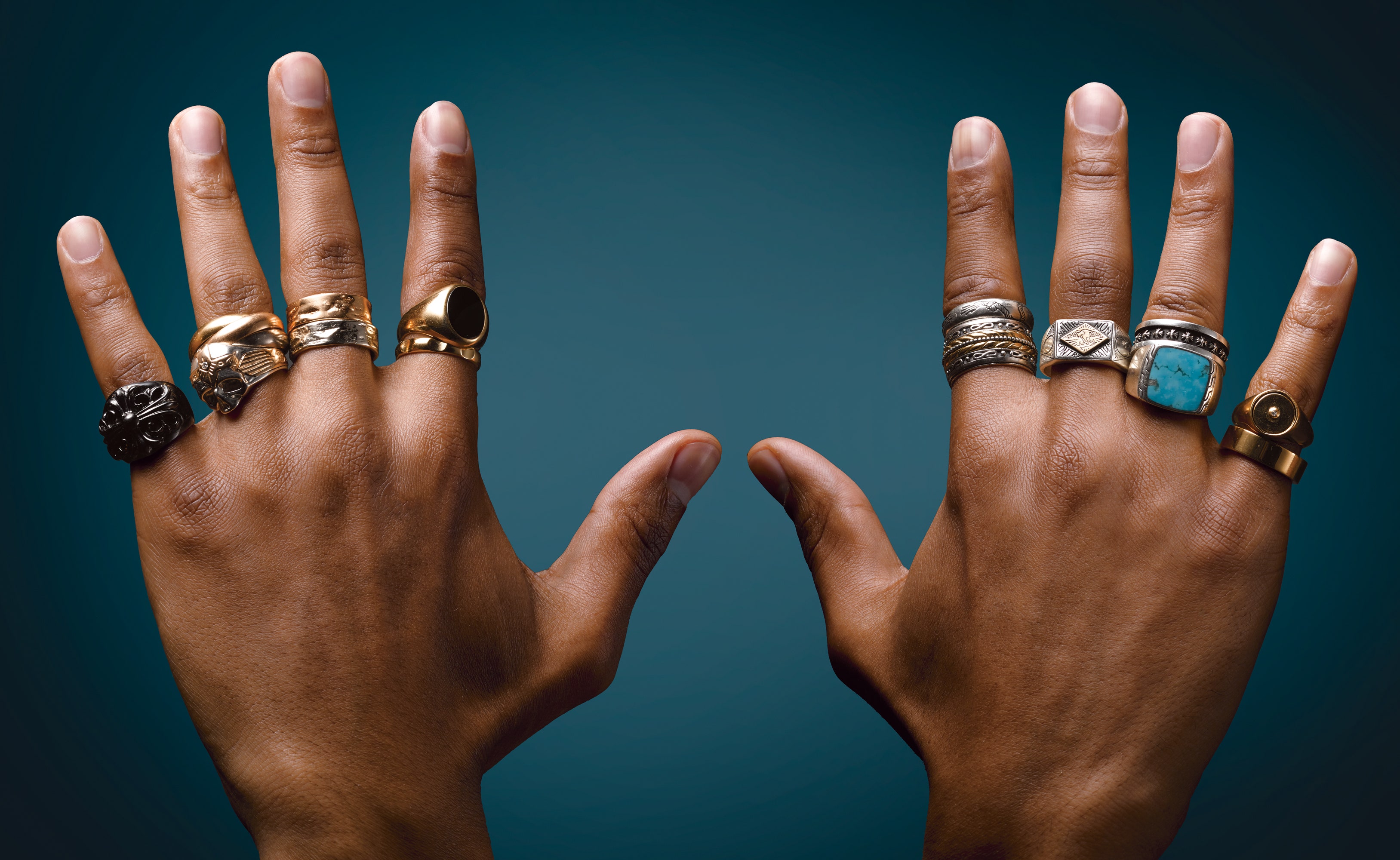 На какую руку одевать кольцо мужчине. Кольцо на руке. Мужские кольца на руке. Мужское кольцо на мезинец. Перстни на пальцах.