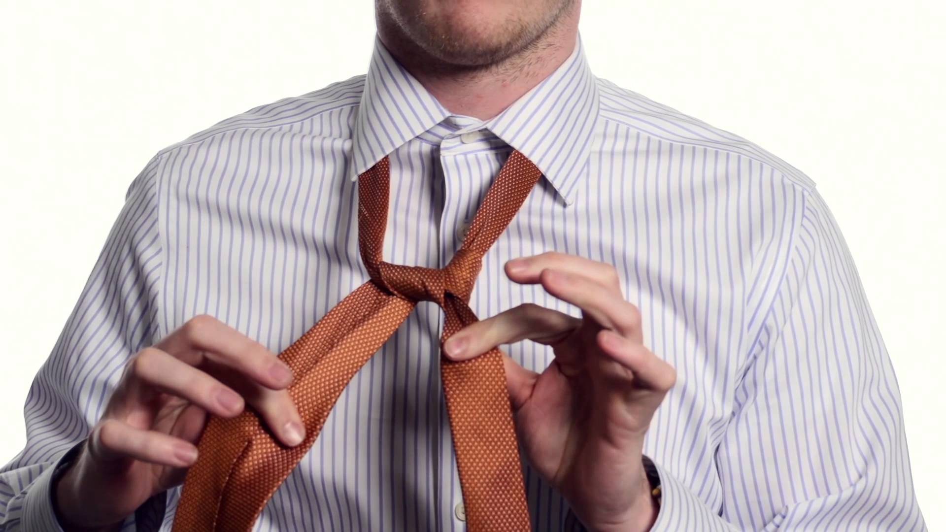 Где завязывают мальчиков. Узел двойной Виндзор для галстука. Мужчина завязывает галстук. Галстук имидж. Узлы для галстуков.