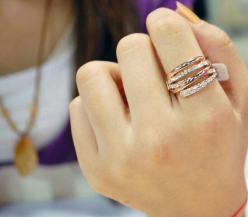 Надеты кольца золотые. Красивые кольца на указательный палец. Кольца на указательный палец женские золотые. Золотое кольцо на указательном пальце. Модные широкие кольца.
