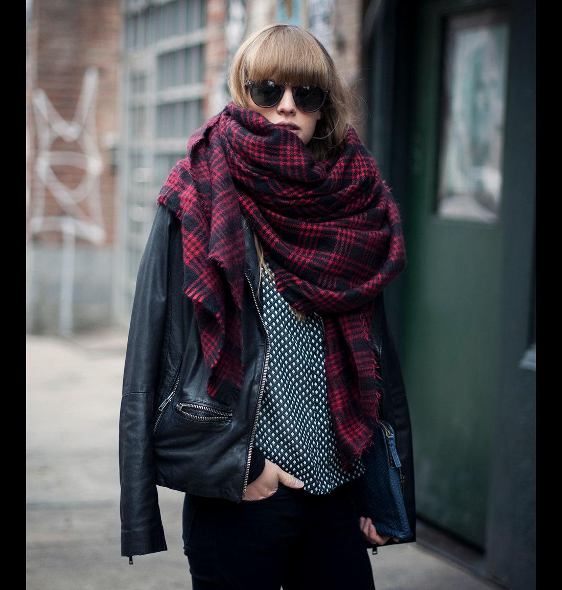 Шарф. Объемный шарф. Фотосессия с шарфом. Девушка в большом шарфе.