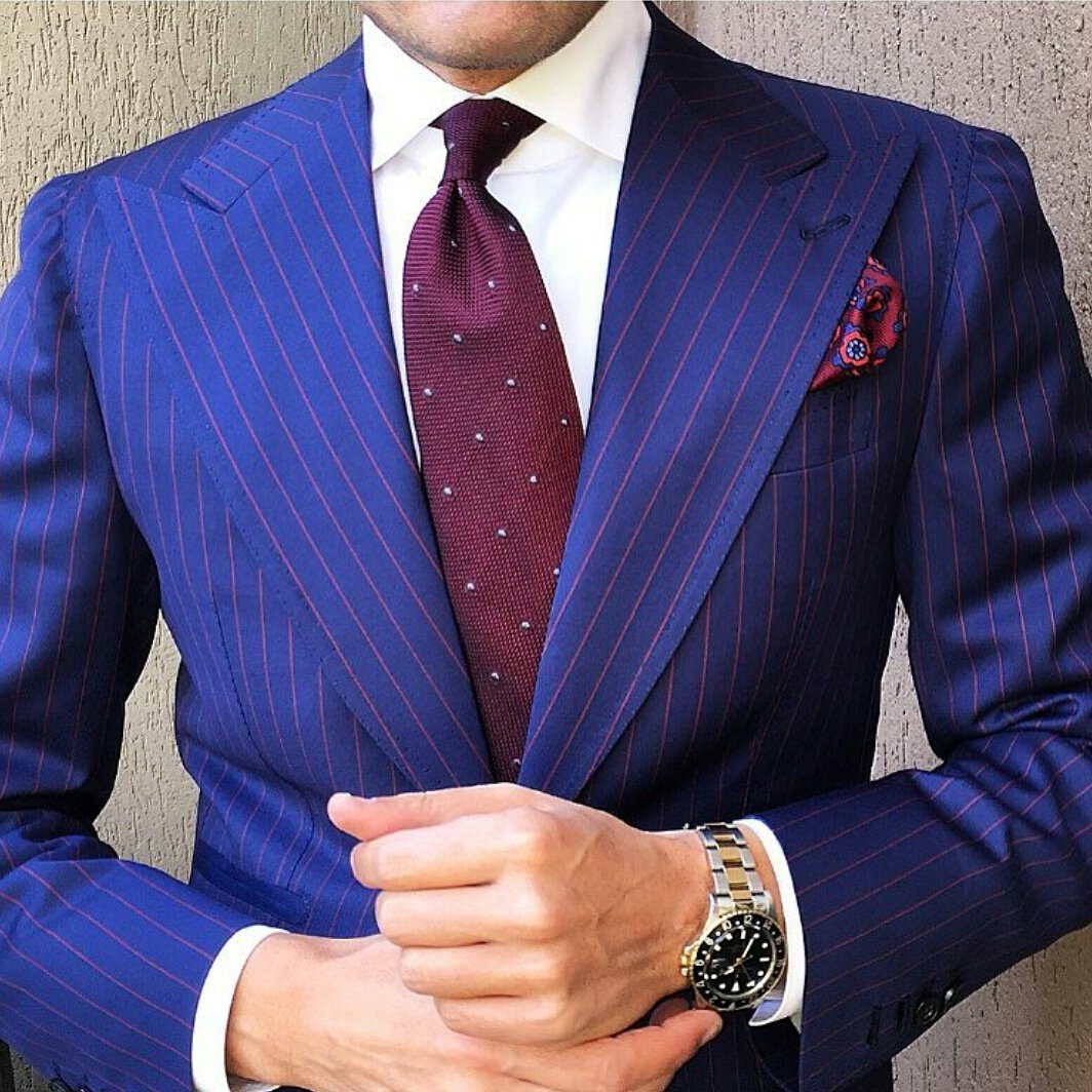 Синий костюм мужской с галстуком