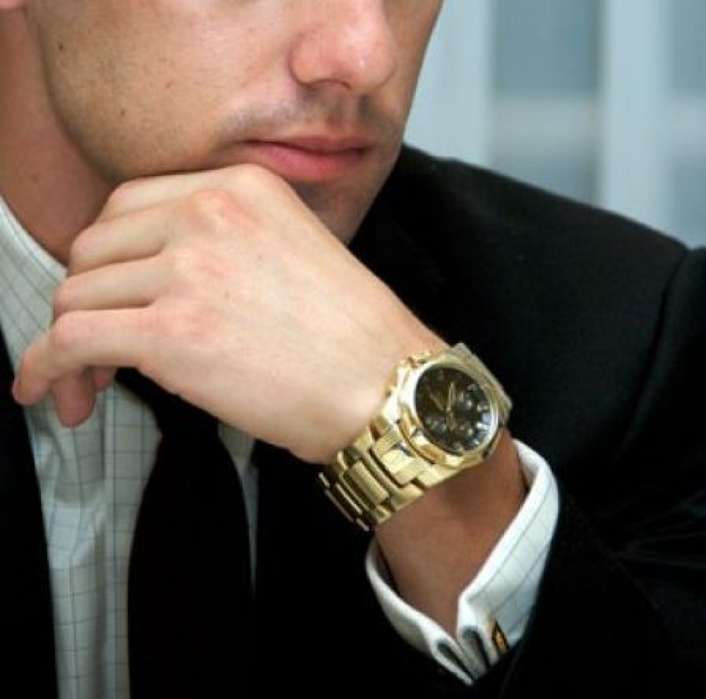 Как должен сидеть браслет часов. Мужские часы на руке. Золотые часы мужские на руке. Золотые часы на руке. Часы на руке мужчины.