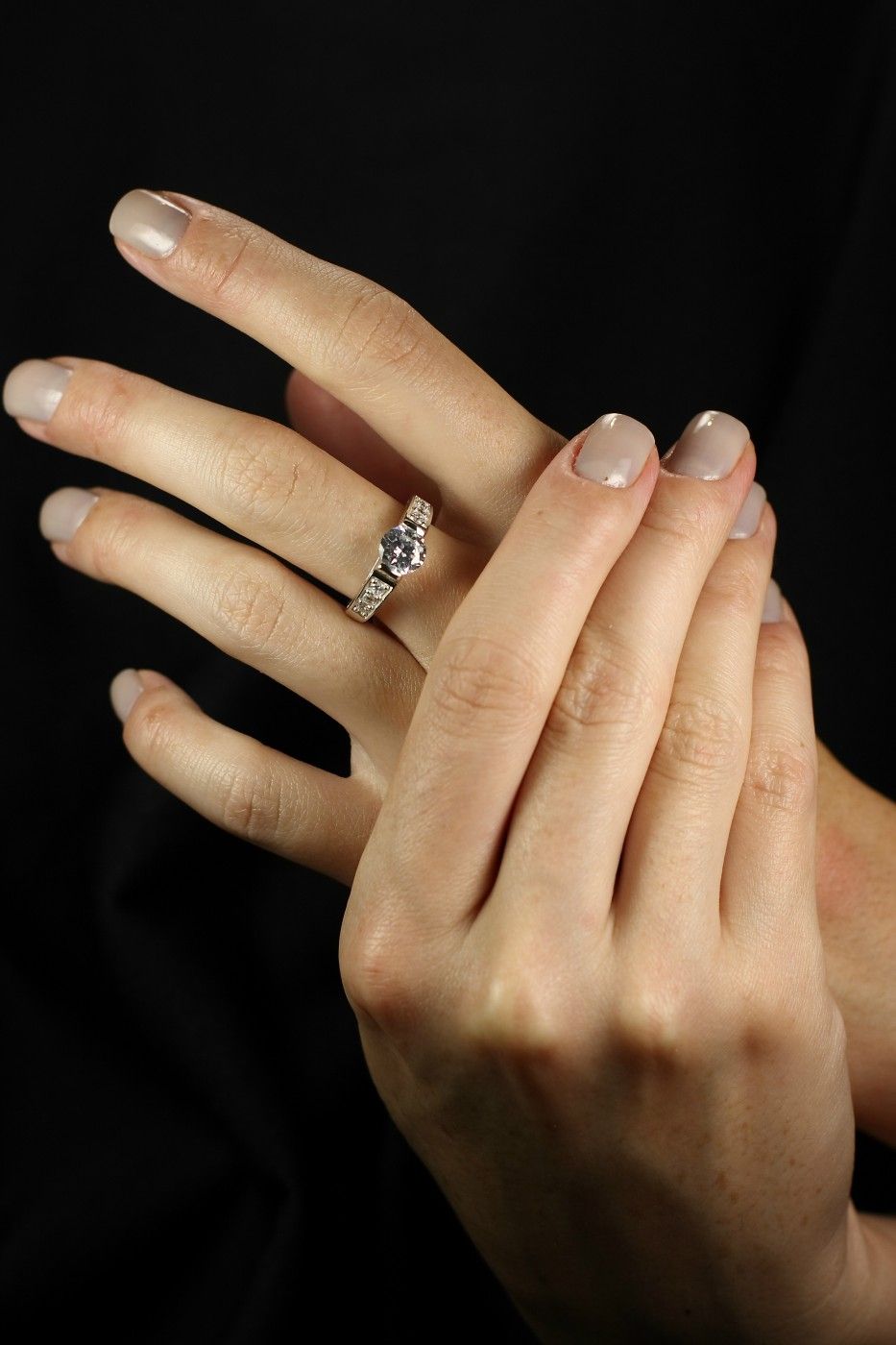 Кольцо на правом безымянном пальце у девушки. Кольцо на безымянном пальце. Кольца на безымян пальце. Кольцо на среднем пальце. Два кольца на безымянном пальце.