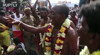 В Индии провели ритуал разбивания кокосов о головы