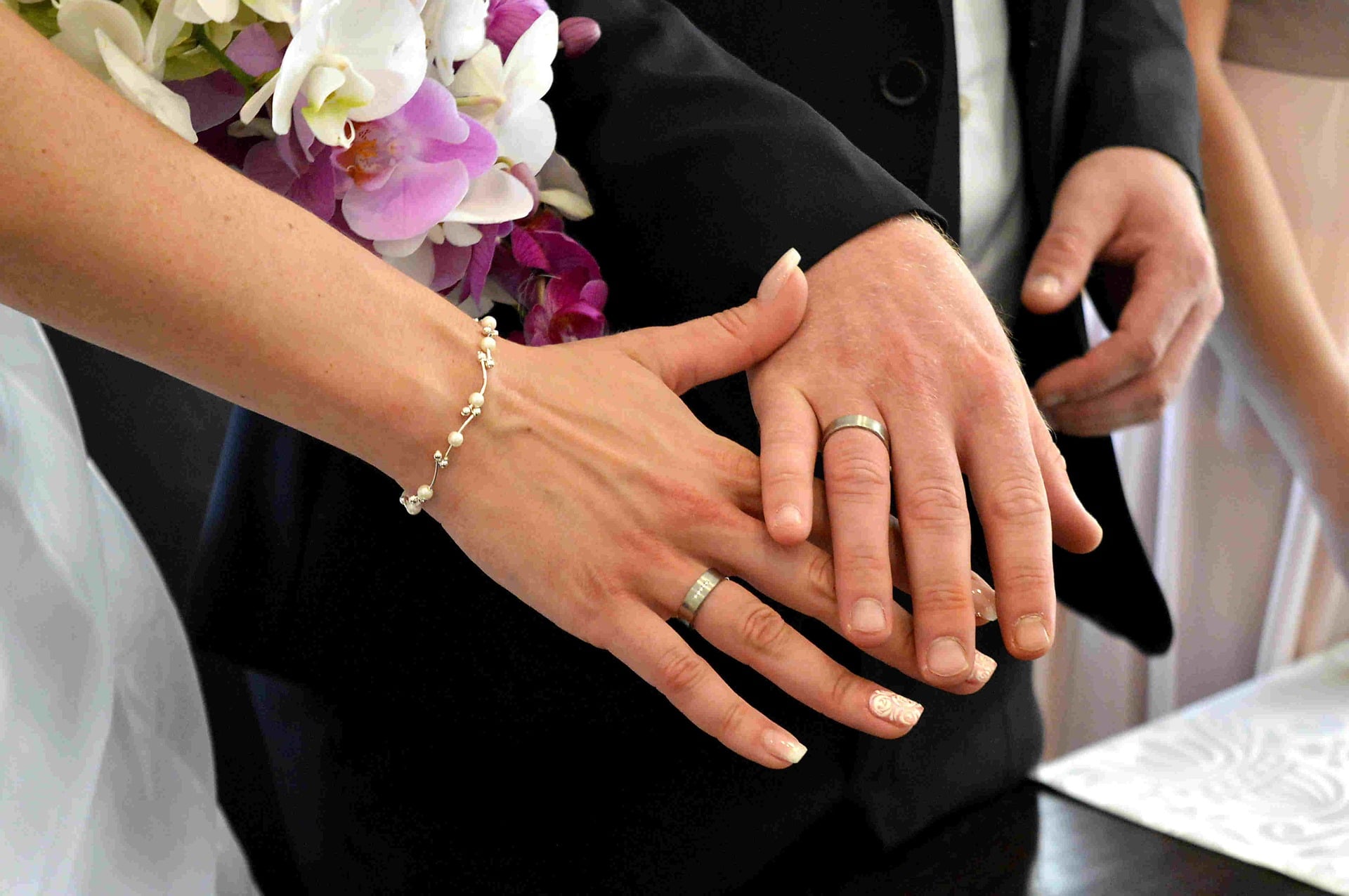 На какой руке носят кольцо брака. Обручальные кольца на руках. Свадебные кольца на руках. Кольца жениха и невесты. Свадьба руки с кольцами.