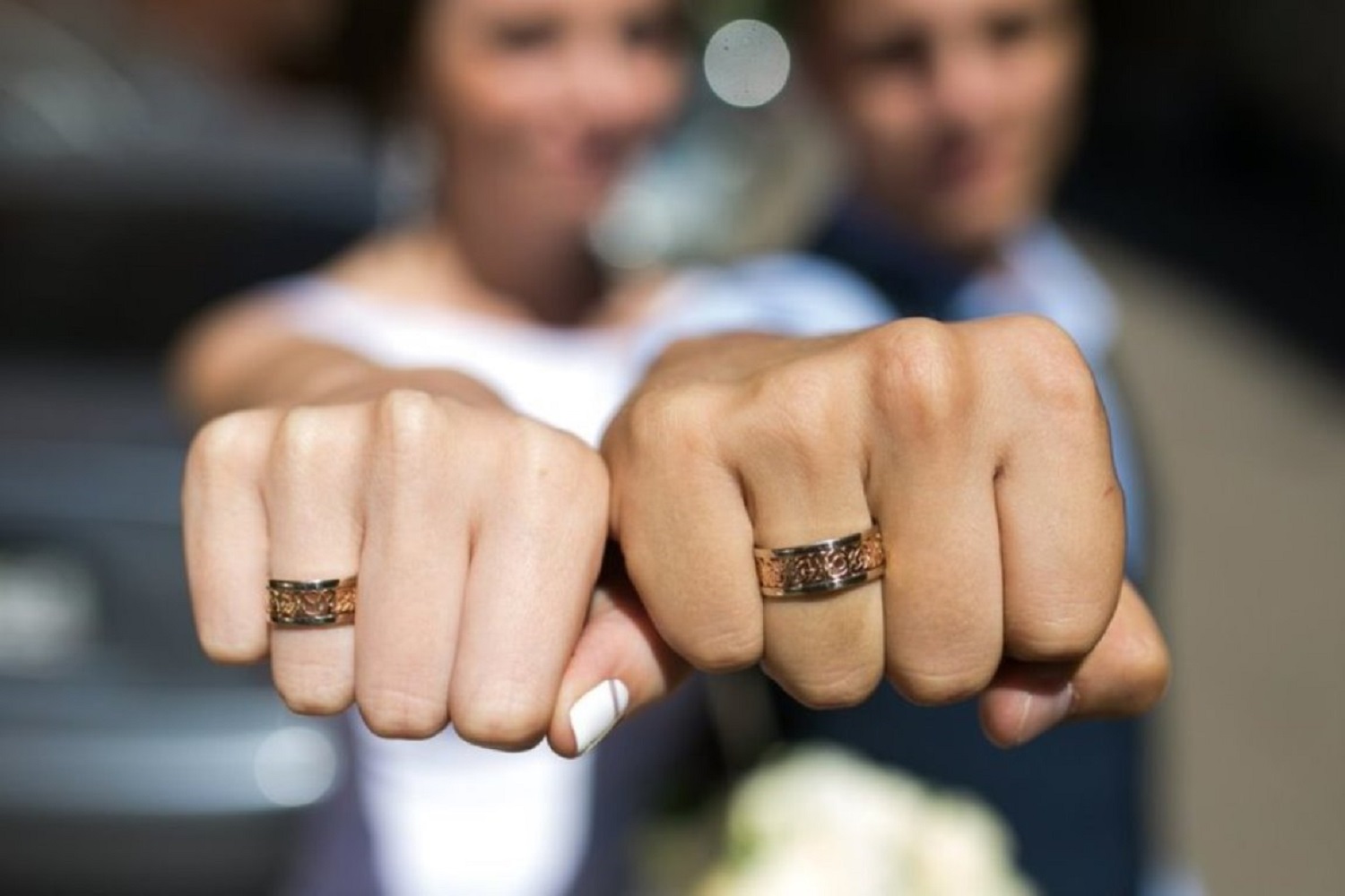 На какой руке носят кольцо брака. Обручальные кольца на руках. Обручальное кольцо на пальце. Мужские обручальные кольца на руке. Необычные Свадебные кольца.