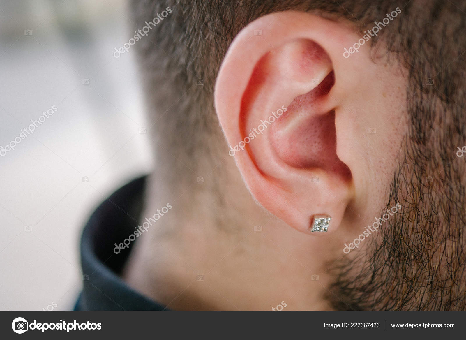 Пирсинг мочки уха мужской