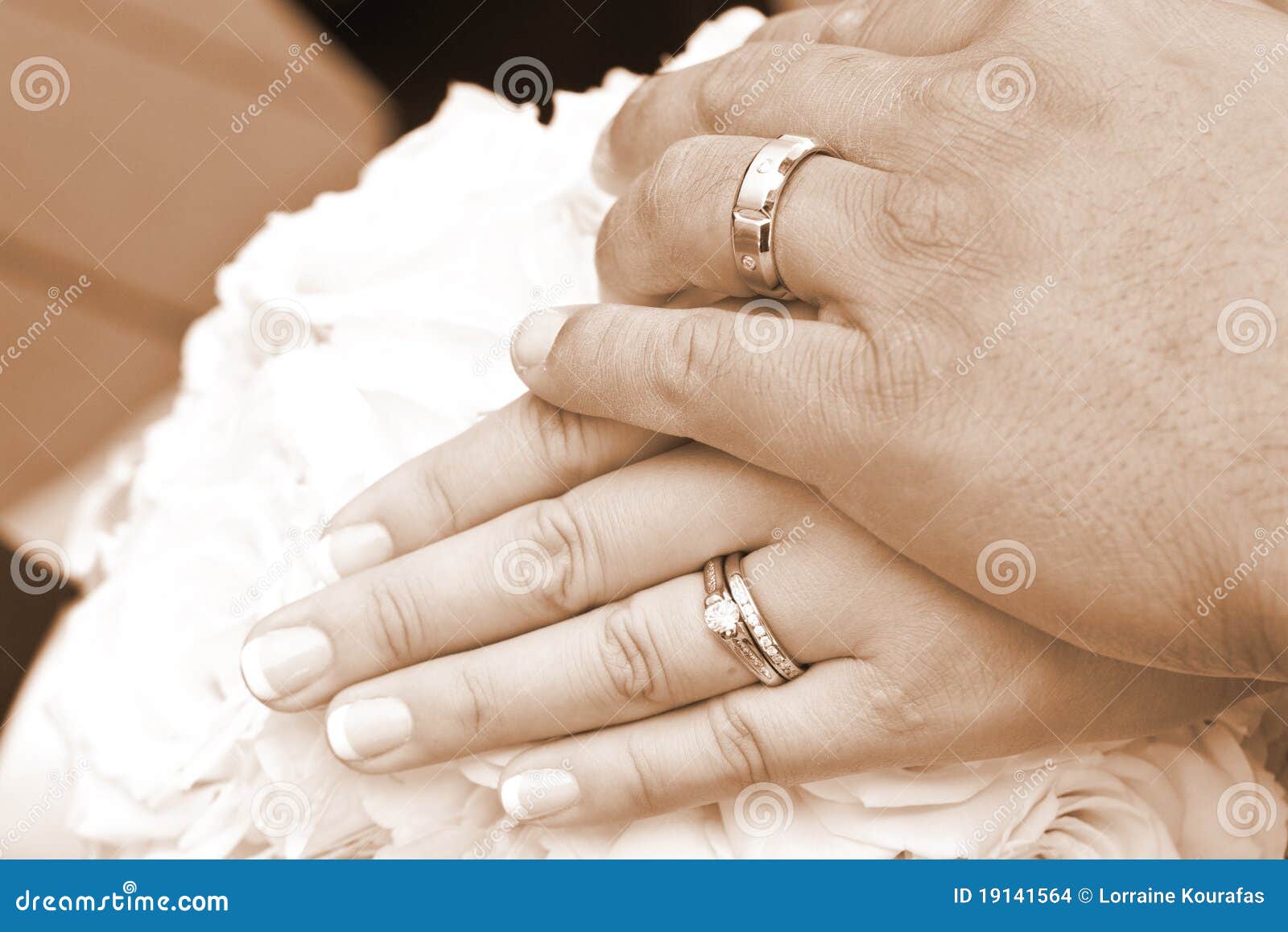 Обручальное и помолвочное кольцо вместе