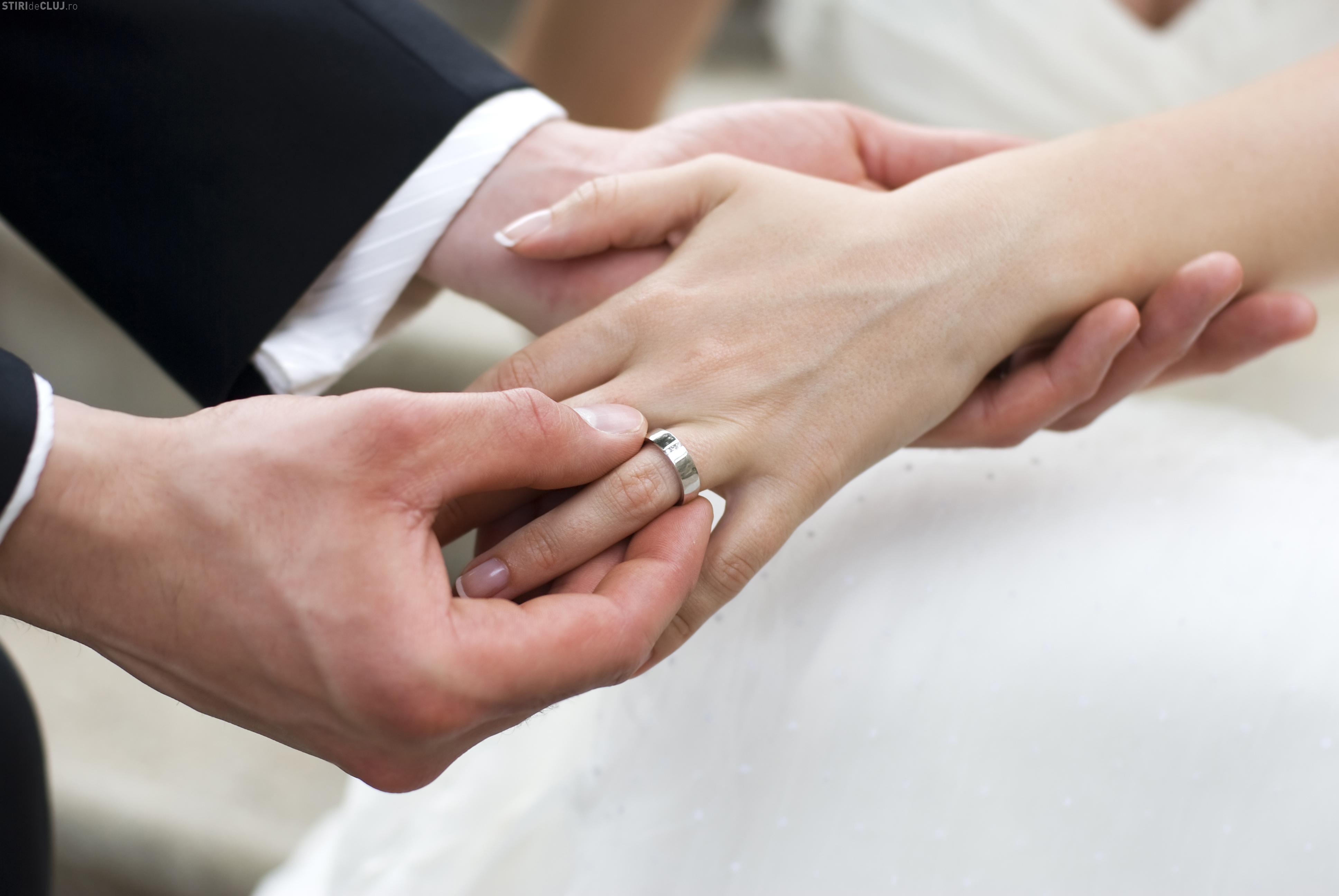 Почему стоит кольцо. Обручальные кольца на руках. Кольца для замужества. Надевает кольцо на палец. Обручальное кольцо на пальце.