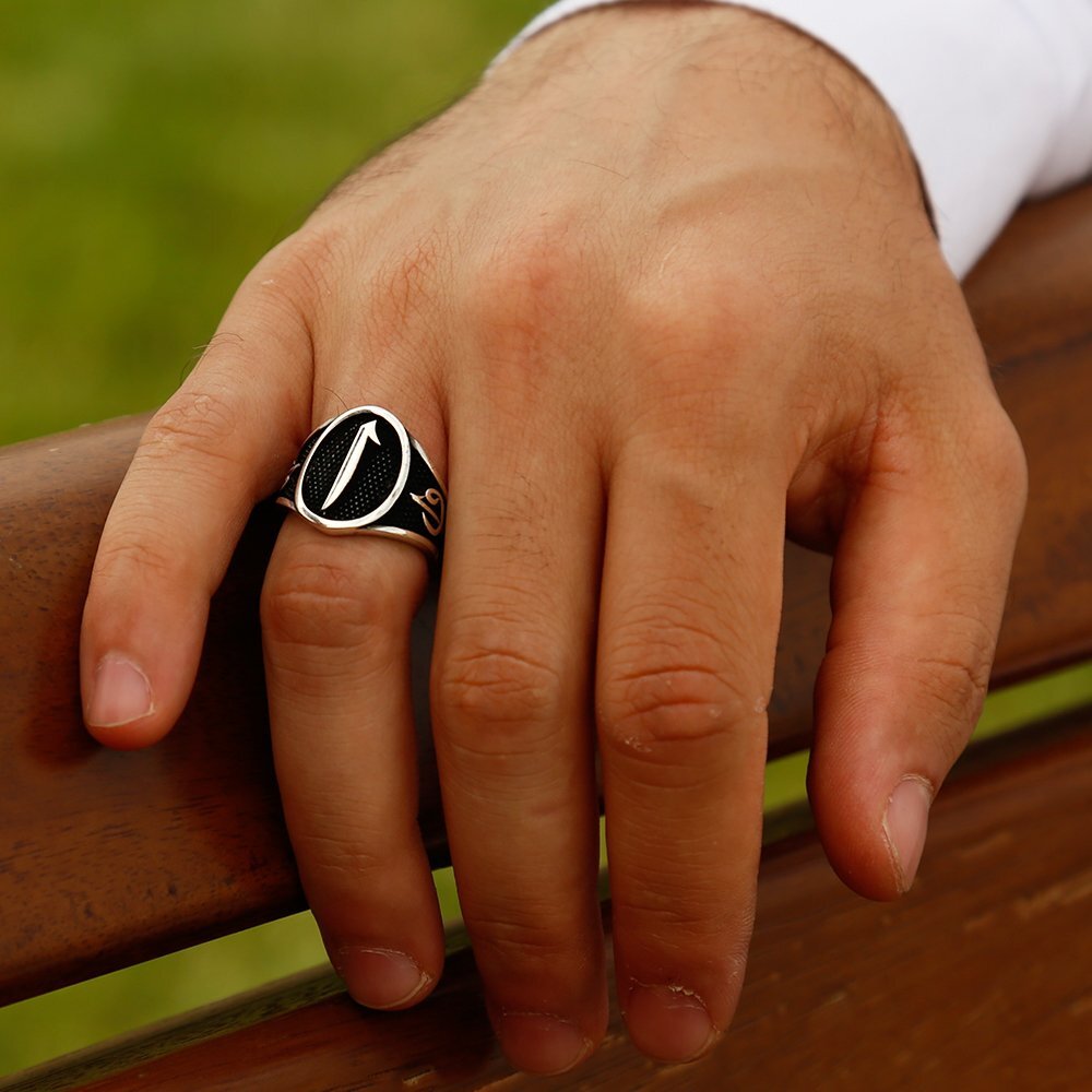 Мужские кольца значение. Мужские серебряные кольца на мизинец. Мужской перстень на руке. Перстень на мизинец мужской. Кольцо мусульманское мужское.