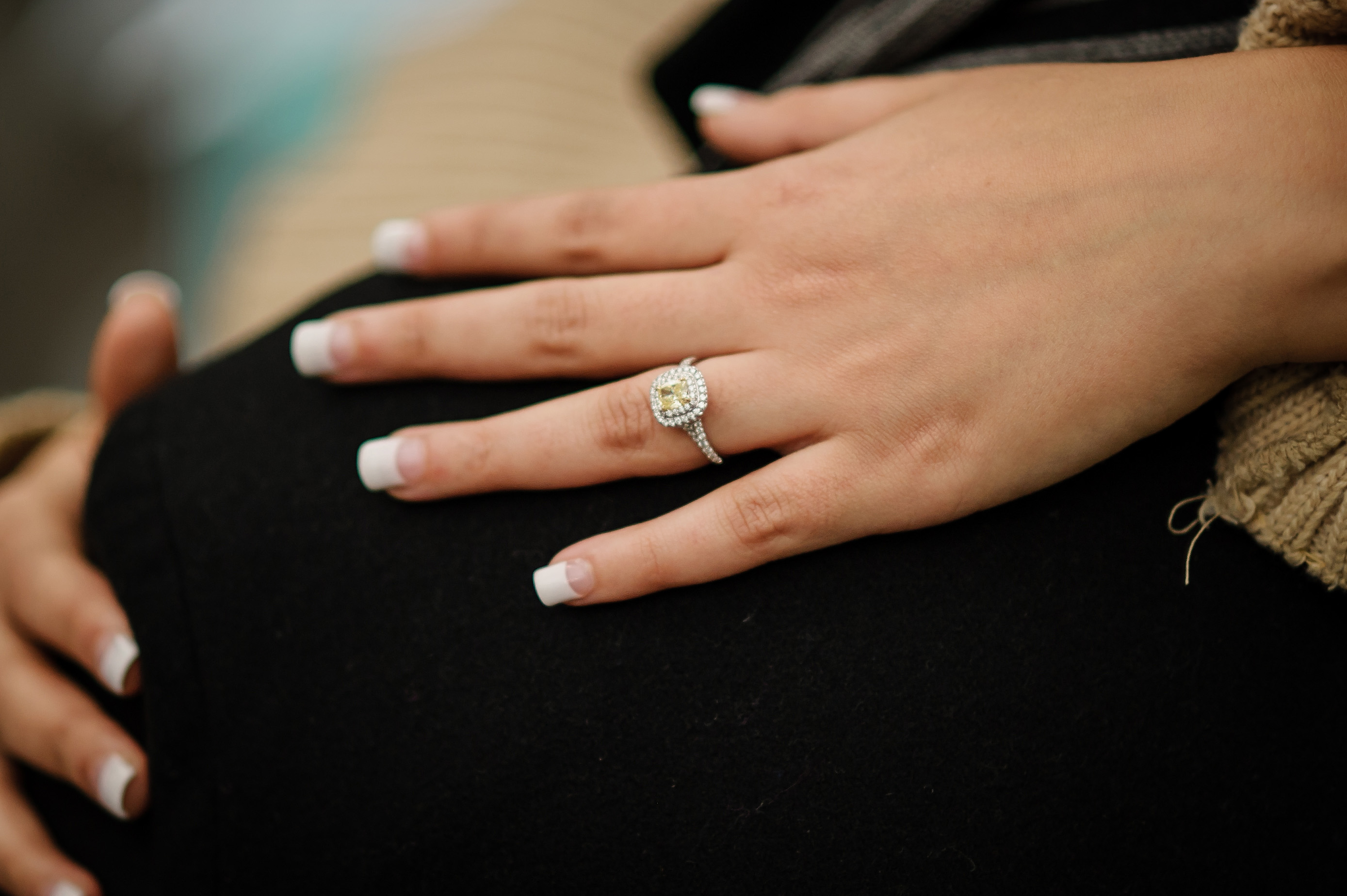 Кольцо с бриллиантом на руке