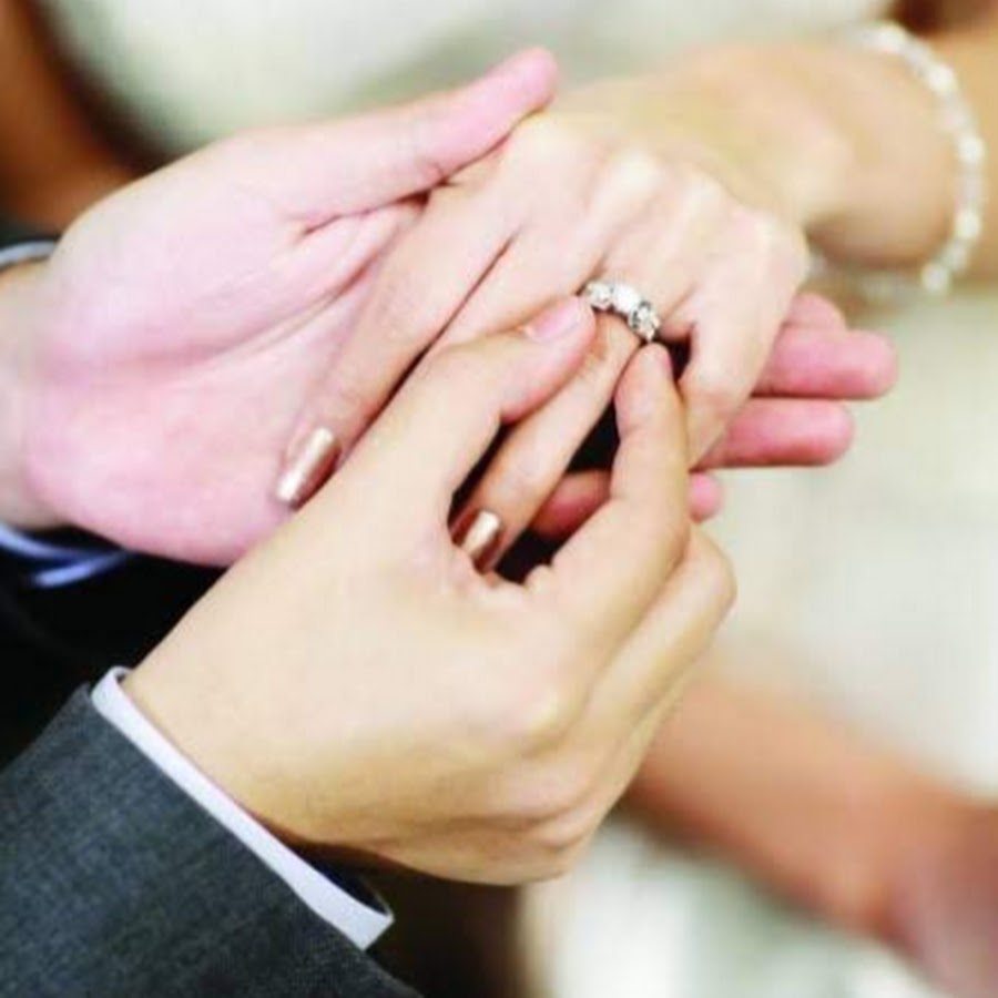 На какой руке носят кольцо брака. Обручальные кольца на руках. Свадебные кольца на пальцах. Кольца жениха и невесты. Одевает кольцо.